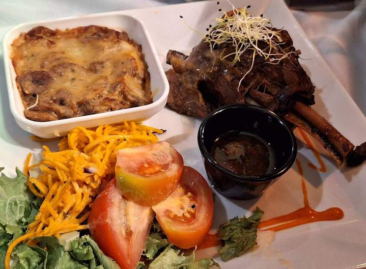 Côte braisée, accompagnée d'un sa gratin et d'une salade fraîche Martinique