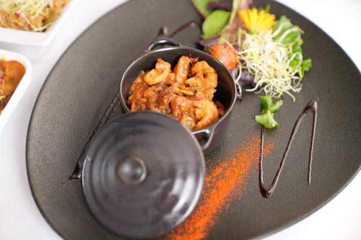 Plat de crevettes sautées, accompagné d'une salade fraîche Martinique