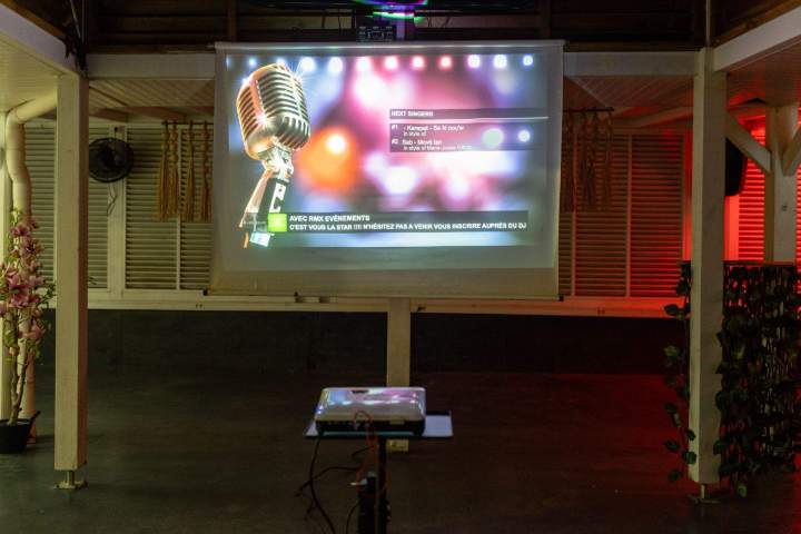 Plateau de côte de porc, accompagné de sauces, d'une salade fraîche, d'un gratin et d'un verre de vin Martinique