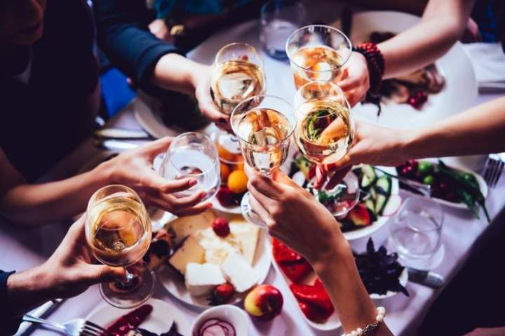 Plateau de langoustes grillées, servi avec des sauces, une salade fraîche, des frites et un verre de vin Martinique